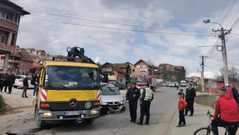 САОБРАЋАЈНА НЕСРЕЋА У НОВОМ ПАЗАРУ: Девојчицу (10) ударио ауто док је ходала тротоаром, дете добило тешке телесне повреде САОБРАЋАЈНА НЕСРЕЋА У НОВОМ ПАЗАРУ: Девојчицу (10) ударио ауто док је ходала тротоаром, дете добило тешке телесне повреде