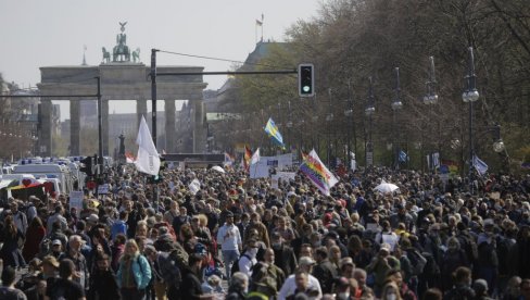 BERLIN POD SUZAVCEM: Bundestag usvojio izmene zakona, Merkelova može da uvodi mere po celoj Nemačkoj BERLIN POD SUZAVCEM: Bundestag usvojio izmene zakona, Merkelova može da uvodi mere po celoj Nemačkoj