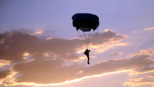 СКОЧИЛА СА 4.000 МЕТАРА ВИСИНЕ, А ПАДОБРАН СЕ НИЈЕ ОТВОРИО: Чудом остала жива, стручњаци верују да су је спасили отровни мрави (ВИДЕО) СКОЧИЛА СА 4.000 МЕТАРА ВИСИНЕ, А ПАДОБРАН СЕ НИЈЕ ОТВОРИО: Чудом остала жива, стручњаци верују да су је спасили отровни мрави (ВИДЕО)