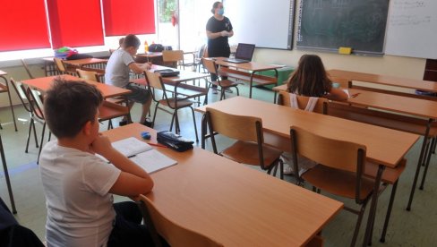 НЕМА БОРАВКА ЗА ЂАКЕ ПЕТАКЕ: Синдикат предлаже ангажовање додатних наставника, министар тражи да буду реални НЕМА БОРАВКА ЗА ЂАКЕ ПЕТАКЕ: Синдикат предлаже ангажовање додатних наставника, министар тражи да буду реални