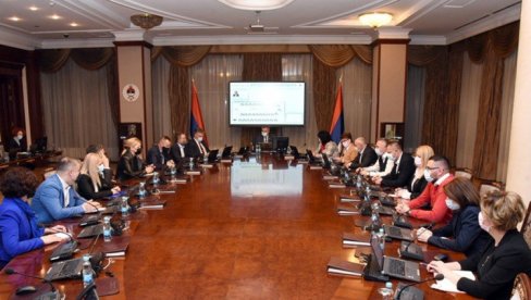 СРПСКА СЕ ЗАДУЖИЛА 300 МИЛИОНА ЕВРА: Уместо условљавања ММФ, Влада РС на Лондонској берзи продала обвезнице СРПСКА СЕ ЗАДУЖИЛА 300 МИЛИОНА ЕВРА: Уместо условљавања ММФ, Влада РС на Лондонској берзи продала обвезнице