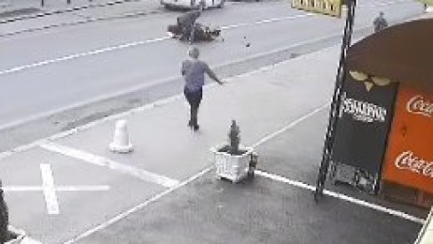 ЈЕЗИВ СНИМАК УДЕСА НА ИБАРСКОЈ: Моториста се закуцао у комби, пролазници остали у неверици (ВИДЕО) ЈЕЗИВ СНИМАК УДЕСА НА ИБАРСКОЈ: Моториста се закуцао у комби, пролазници остали у неверици (ВИДЕО)