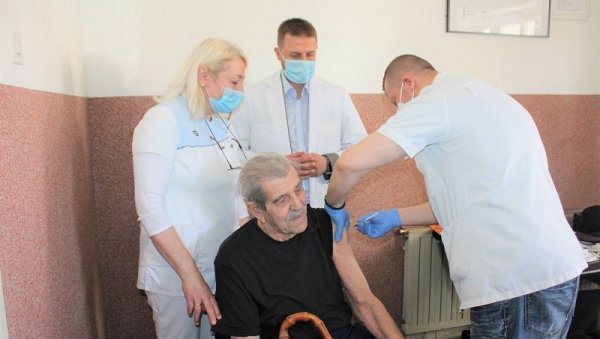 ВАКЦИНЕ У ДОМУ ЗА СТАРЕ: Корона под контролом у општини Лопаре ВАКЦИНЕ У ДОМУ ЗА СТАРЕ: Корона под контролом у општини Лопаре