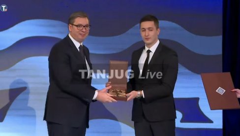 PREDSEDNIKU URUČEN KLJUČ GRADA: Danas postajem i ponosni Banjalučanin (FOTO/VIDEO) PREDSEDNIKU URUČEN KLJUČ GRADA: Danas postajem i ponosni Banjalučanin (FOTO/VIDEO)