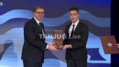 PREDSEDNIKU URUČEN KLJUČ GRADA: Danas postajem i ponosni Banjalučanin (FOTO/VIDEO) PREDSEDNIKU URUČEN KLJUČ GRADA: Danas postajem i ponosni Banjalučanin (FOTO/VIDEO)