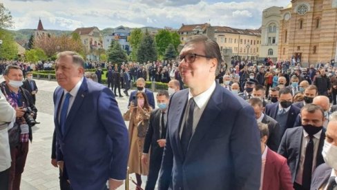 APLAUZ ZA PREDSEDNIKA: Ovako je Vučić dočekan u Banjaluci (VIDEO) APLAUZ ZA PREDSEDNIKA: Ovako je Vučić dočekan u Banjaluci (VIDEO)