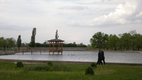 NOVO UREĐENJE IZLETIŠTA STARO JEZERO: Prekogranični projekat Kikinde sa rumunskom opštinom Žombolj NOVO UREĐENJE IZLETIŠTA STARO JEZERO: Prekogranični projekat Kikinde sa rumunskom opštinom Žombolj