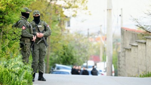 PRONAĐEN TAJNI PODZEMNI BUNKER U KUĆI VELJE NEVOLJE: Policija otkrila eksploziv i oružje, sumnja se da su tu likvidirali svoje žrtve PRONAĐEN TAJNI PODZEMNI BUNKER U KUĆI VELJE NEVOLJE: Policija otkrila eksploziv i oružje, sumnja se da su tu likvidirali svoje žrtve