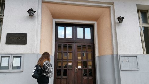 ПРОФЕСОР ФИЗИКЕ НАЈАВИО ТУЖБУ: Унија синдиката просветних радника у клинчу са директорком крушевачке Гимназије ПРОФЕСОР ФИЗИКЕ НАЈАВИО ТУЖБУ: Унија синдиката просветних радника у клинчу са директорком крушевачке Гимназије
