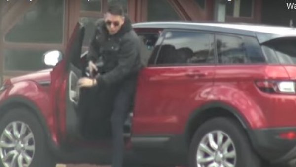 БОГДАН УХВАЋЕН У ЦЕЦИНОМ ЏИПУ: Цецин дечко вози бесну машину (ВИДЕО) БОГДАН УХВАЋЕН У ЦЕЦИНОМ ЏИПУ: Цецин дечко вози бесну машину (ВИДЕО)