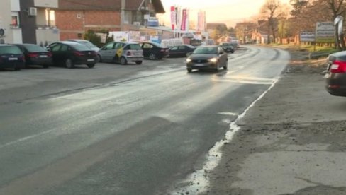 ОТПАД ТЕЧЕ УЛИЦОМ: Део Смедеревског пута кроз Калуђерицу натопљен фекалним водама ОТПАД ТЕЧЕ УЛИЦОМ: Део Смедеревског пута кроз Калуђерицу натопљен фекалним водама