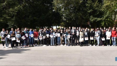17 MILIONA ZA STIPENDIJE: Grad Zrenjanin obezbedio sredstva za 245 učenika (FOTO) 17 MILIONA ZA STIPENDIJE: Grad Zrenjanin obezbedio sredstva za 245 učenika (FOTO)