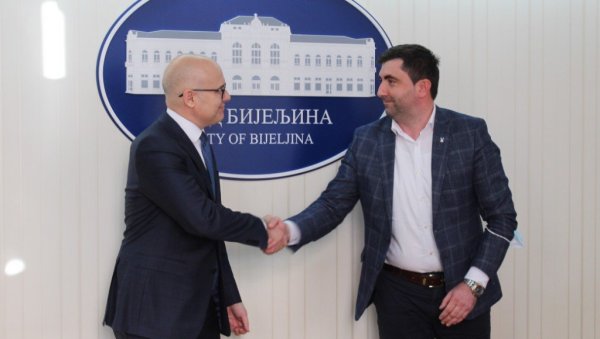 СУСРЕТ ГРАДОНАЧЕНИКА НОВОГ САДА И БИЈЕЉИНЕ: Доминирала тема изградње ауто-пута, гасификација СУСРЕТ ГРАДОНАЧЕНИКА НОВОГ САДА И БИЈЕЉИНЕ: Доминирала тема изградње ауто-пута, гасификација