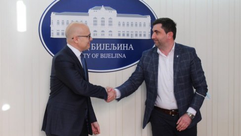 СУСРЕТ ГРАДОНАЧЕНИКА НОВОГ САДА И БИЈЕЉИНЕ: Доминирала тема изградње ауто-пута, гасификација СУСРЕТ ГРАДОНАЧЕНИКА НОВОГ САДА И БИЈЕЉИНЕ: Доминирала тема изградње ауто-пута, гасификација
