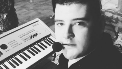 MOCA SAHRANJEN U MARTINIĆIMA: Tragično nastradali pevač ispraćen na večni počinak MOCA SAHRANJEN U MARTINIĆIMA: Tragično nastradali pevač ispraćen na večni počinak