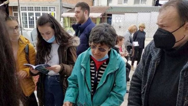КЊИГА НА ДАР”: Први живи песнички сусрет ове године у Параћину одржан испред Библиотеке КЊИГА НА ДАР”: Први живи песнички сусрет ове године у Параћину одржан испред Библиотеке