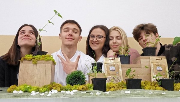 ИЗ ФИЛТЕРА ЗА ЦИГАРЕТЕ ИЗРАСТЕ НОВА БИЉКА: Ученици школе Душан Тривунац Драгош из Сврљига осмислили производ за заштиту природе ИЗ ФИЛТЕРА ЗА ЦИГАРЕТЕ ИЗРАСТЕ НОВА БИЉКА: Ученици школе Душан Тривунац Драгош из Сврљига осмислили производ за заштиту природе