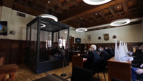 ИГОР СРБИН ПРОГЛАШЕН КРИВИМ ЗА ТРОСТРУКО УБИСТВО: Пресуду саслушао у непробојном кавезу од плексигласа (ВИДЕО) ИГОР СРБИН ПРОГЛАШЕН КРИВИМ ЗА ТРОСТРУКО УБИСТВО: Пресуду саслушао у непробојном кавезу од плексигласа (ВИДЕО)