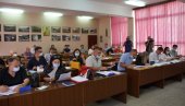 ЈУТКЕ НЕМА У ОДБОРНИЧКОЈ КЛУПИ: Почела седница Скупштине општине у Брусу ЈУТКЕ НЕМА У ОДБОРНИЧКОЈ КЛУПИ: Почела седница Скупштине општине у Брусу