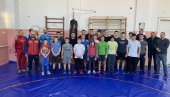 ЛЕГЕНДАРНИ ВАТЕРПОЛИСТА УЗ РВАЧЕ: Игор Милановић у посети рвачком клубу Раднички ЛЕГЕНДАРНИ ВАТЕРПОЛИСТА УЗ РВАЧЕ: Игор Милановић у посети рвачком клубу Раднички