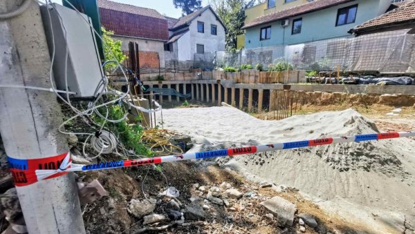 БОМБА ИСПОД ПЕСКА НА БАНОВОМ БРДУ: Објашњено када и како ће експлозивна направа бити демонтирана (ФОТО/ВИДЕО) БОМБА ИСПОД ПЕСКА НА БАНОВОМ БРДУ: Објашњено када и како ће експлозивна направа бити демонтирана (ФОТО/ВИДЕО)