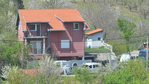 EVO ŠTA SE TRENUTNO DEŠAVA ISPRED VIKENDICE SMRTI: U Veljinoj kući u Ritopeku pronađena mašina za mlevenje mesa - Policija blokirala kraj EVO ŠTA SE TRENUTNO DEŠAVA ISPRED VIKENDICE SMRTI: U Veljinoj kući u Ritopeku pronađena mašina za mlevenje mesa - Policija blokirala kraj