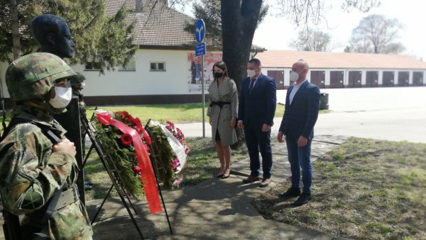 ПОЛОЖЕНИ ВЕНЦИ НА СПОМЕН-БИСТУ: У Зрењанину обележен Дан Војске Србије ПОЛОЖЕНИ ВЕНЦИ НА СПОМЕН-БИСТУ: У Зрењанину обележен Дан Војске Србије