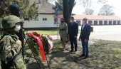 ПОЛОЖЕНИ ВЕНЦИ НА СПОМЕН-БИСТУ: У Зрењанину обележен Дан Војске Србије ПОЛОЖЕНИ ВЕНЦИ НА СПОМЕН-БИСТУ: У Зрењанину обележен Дан Војске Србије