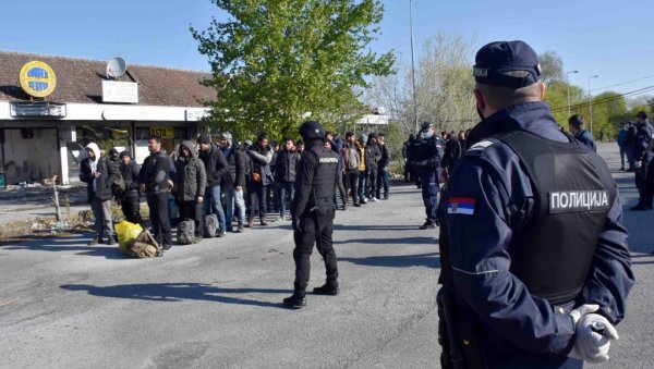 ПОЛИЦИЈА И БИА У КИКИНДИ ПРОНАШЛИ 198 МИГРАНАТА: Неки повезани са трговцима људи и изнудама ПОЛИЦИЈА И БИА У КИКИНДИ ПРОНАШЛИ 198 МИГРАНАТА: Неки повезани са трговцима људи и изнудама