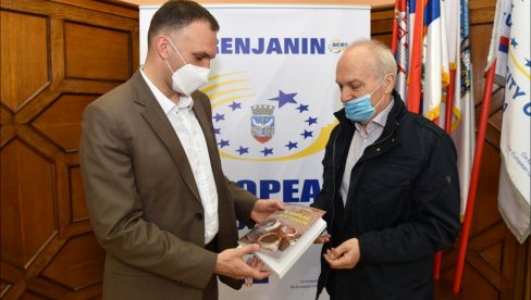 МЕДИЦИНАРИ ЧЛАНОВИ БИБЛИОТЕКЕ: Градоначелник Салапура - Боре се и највише жртвују за добробит свих нас (ФОТО) МЕДИЦИНАРИ ЧЛАНОВИ БИБЛИОТЕКЕ: Градоначелник Салапура - Боре се и највише жртвују за добробит свих нас (ФОТО)