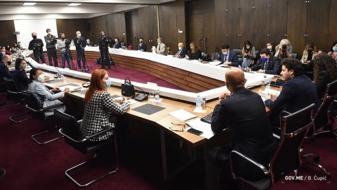 ТУЖИОЦЕ НЕМА КО ДА НАДЗИРЕ: Расправа о тужилачким законима које је припремила владајућа већина ТУЖИОЦЕ НЕМА КО ДА НАДЗИРЕ: Расправа о тужилачким законима које је припремила владајућа већина