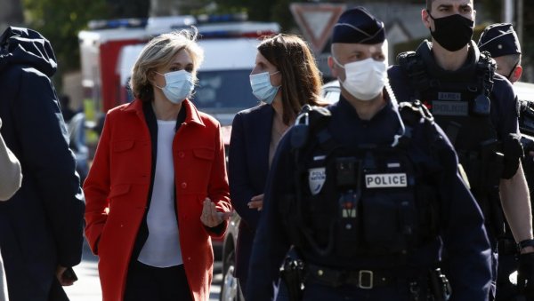 УБИЦА ПОЛИЦАЈКИ ПРИШАО СА ЛЕЂА: Нови детаљи напада у Рамбујеу, иза убијене службенице остале две ћерке УБИЦА ПОЛИЦАЈКИ ПРИШАО СА ЛЕЂА: Нови детаљи напада у Рамбујеу, иза убијене службенице остале две ћерке