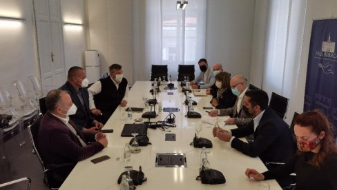 NOVOSADSKU RANŽIRNU STANICU URADIO AJFELOV STUDIO: Predstavljeno moguće rešenje za budućnosti depoa NOVOSADSKU RANŽIRNU STANICU URADIO AJFELOV STUDIO: Predstavljeno moguće rešenje za budućnosti depoa