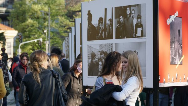 МУЗИКА КОЈА ЈЕ ОПЧИНИЛА ЈУГОСЛАВИЈУ: Вечерас у Дому омладине Београда премијера филма о новом таласу МУЗИКА КОЈА ЈЕ ОПЧИНИЛА ЈУГОСЛАВИЈУ: Вечерас у Дому омладине Београда премијера филма о новом таласу