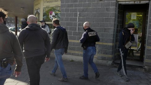 КАМЕЊЕМ НА ВАТРОГАСЦЕ: У француском Лилу банде спроводе законе КАМЕЊЕМ НА ВАТРОГАСЦЕ: У француском Лилу банде спроводе законе