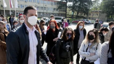 УДОВИЧИЋ ПОСЛАО ПОРУКУ МЛАДИМА: Вакцинишите се за живот, за слободу, за загрљаје УДОВИЧИЋ ПОСЛАО ПОРУКУ МЛАДИМА: Вакцинишите се за живот, за слободу, за загрљаје