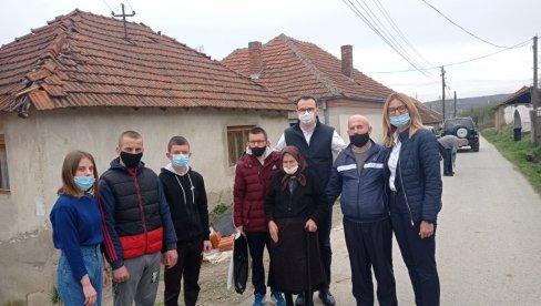 САМОХРАНОМ ОЦУ ЧЕТВОРО ДЕЦЕ САГРАЂЕНА КУЋА: Петковић обишао Доње Мочане на Косову и Метохији (ФОТО) САМОХРАНОМ ОЦУ ЧЕТВОРО ДЕЦЕ САГРАЂЕНА КУЋА: Петковић обишао Доње Мочане на Косову и Метохији (ФОТО)