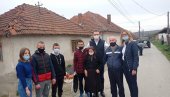 САМОХРАНОМ ОЦУ ЧЕТВОРО ДЕЦЕ САГРАЂЕНА КУЋА: Петковић обишао Доње Мочане на Косову и Метохији (ФОТО)