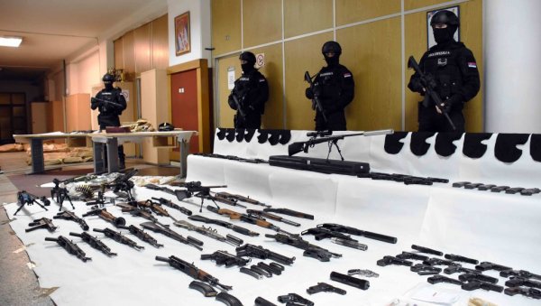 ДОКАЗИ ПРОТИВ КЛАНА БЕЛИВУК-МИЉКОВИЋ: Оружје, експлозив, машине за млевење, тајна соба у Ритопеку (ФОТО) ДОКАЗИ ПРОТИВ КЛАНА БЕЛИВУК-МИЉКОВИЋ: Оружје, експлозив, машине за млевење, тајна соба у Ритопеку (ФОТО)