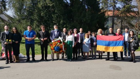 ТУЖНА ГОДИШЊИЦА: Јерменска национална заједница у Србији обележила 106 година од геноцида (ФОТО) ТУЖНА ГОДИШЊИЦА: Јерменска национална заједница у Србији обележила 106 година од геноцида (ФОТО)