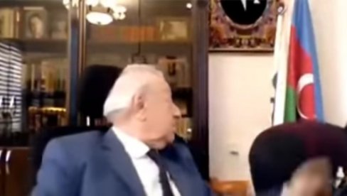 НИСКЕ СТРАСТИ У КАБИНЕТУ ПОЛИТИЧАРА: Млада секретарица се окренула, а он није одолео - тврди да су се шалили (ВИДЕО) НИСКЕ СТРАСТИ У КАБИНЕТУ ПОЛИТИЧАРА: Млада секретарица се окренула, а он није одолео - тврди да су се шалили (ВИДЕО)