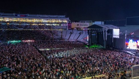 ОДРЖАН НАЈВЕЋИ КОНЦЕРТ ОД ПОЧЕТКА ПАНДЕМИЈЕ: 50.000 људи на једном месту и нико не носи маску ОДРЖАН НАЈВЕЋИ КОНЦЕРТ ОД ПОЧЕТКА ПАНДЕМИЈЕ: 50.000 људи на једном месту и нико не носи маску