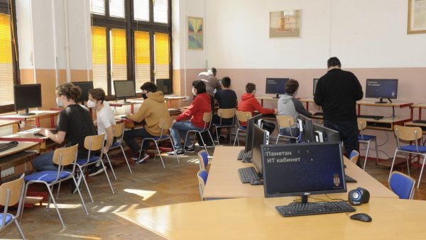 МОНИТОР ПОВЕЗАН СА БАЗОМ ЗНАЊА: Прва београдска гимназија једина школа која има паметан ИТ кабинет МОНИТОР ПОВЕЗАН СА БАЗОМ ЗНАЊА: Прва београдска гимназија једина школа која има паметан ИТ кабинет