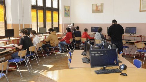 МОНИТОР ПОВЕЗАН СА БАЗОМ ЗНАЊА: Прва београдска гимназија једина школа која има паметан ИТ кабинет МОНИТОР ПОВЕЗАН СА БАЗОМ ЗНАЊА: Прва београдска гимназија једина школа која има паметан ИТ кабинет