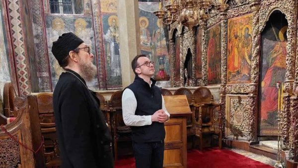 ПЕТКОВИЋ У ДЕЧАНИМА НА ВЕЛИКИ ПРАЗНИК: Директор Канцеларије за Косово и Метохију Цвети проводи у српској светињи (ФОТО) ПЕТКОВИЋ У ДЕЧАНИМА НА ВЕЛИКИ ПРАЗНИК: Директор Канцеларије за Косово и Метохију Цвети проводи у српској светињи (ФОТО)