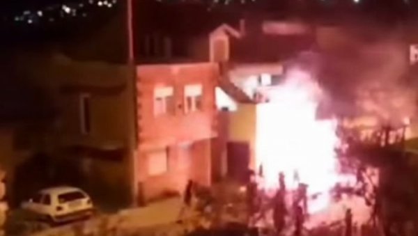 НЕРЕДИ У МОСТАРУ: Сукоб навијача Вележа и Зрињског, једна особа теже повређена(ВИДЕО) НЕРЕДИ У МОСТАРУ: Сукоб навијача Вележа и Зрињског, једна особа теже повређена(ВИДЕО)