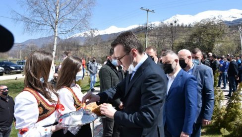 СРБИЈА УВЕК УЗ СВОЈ НАРОД: Обиласком вртића у селу Јажинце у општини Штрпце Петар Петковић завршио дводневну посету Косову и Метохији СРБИЈА УВЕК УЗ СВОЈ НАРОД: Обиласком вртића у селу Јажинце у општини Штрпце Петар Петковић завршио дводневну посету Косову и Метохији
