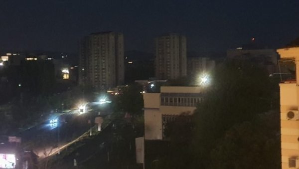 НОВИ САД У МРАКУ: Делови града остали без струје, хаос без семафора и уличне расвете НОВИ САД У МРАКУ: Делови града остали без струје, хаос без семафора и уличне расвете