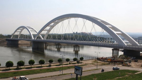НИЈЕ ПОМОГЛА РЕАНИМАЦИЈА: Мушкарац скочио са Жежељевог моста, лекари констатовали смрт НИЈЕ ПОМОГЛА РЕАНИМАЦИЈА: Мушкарац скочио са Жежељевог моста, лекари констатовали смрт