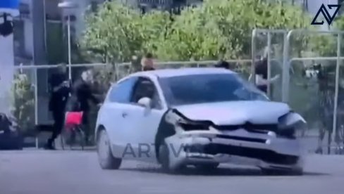AUTOM DIVLJAO PO GRADSKOM TRGU: Zaustavljen nokautom koji je postao viralan na društvenim mrežama (VIDEO/FOTO) AUTOM DIVLJAO PO GRADSKOM TRGU: Zaustavljen nokautom koji je postao viralan na društvenim mrežama (VIDEO/FOTO)